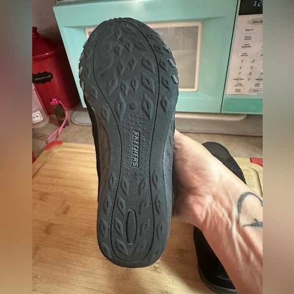 Skechers no lace slip on sneakers, black, size 9, excellent condition - Picture 5 of 7